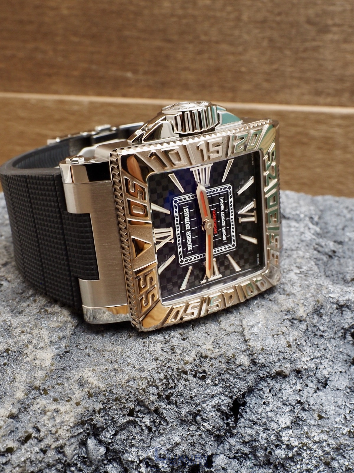 Roger Dubuis Acquamare White Gold Bezel